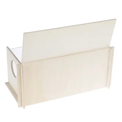 Caja de madera de forma rectangular, con orificio lateral redondo y inserto de plexiglás. Adecuada para almacenamiento o como accesorio.