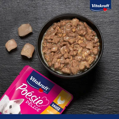 Vitakraft Poésie Délice szószban csirkével, tálka húsdarabokkal szószban és három világos húsdarabbal mellette.