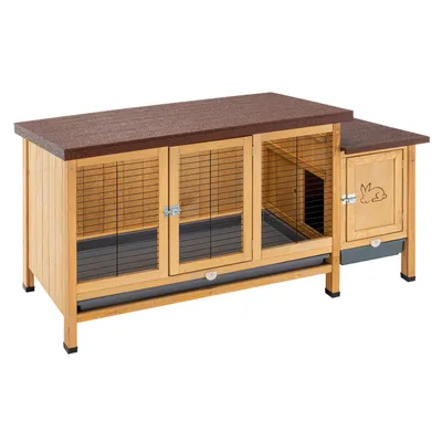 Holz-Kleintierstall mit zwei Gittertüren, braunem Dach und separatem Rückzugsbereich mit Kaninchenmotiv auf der Tür.