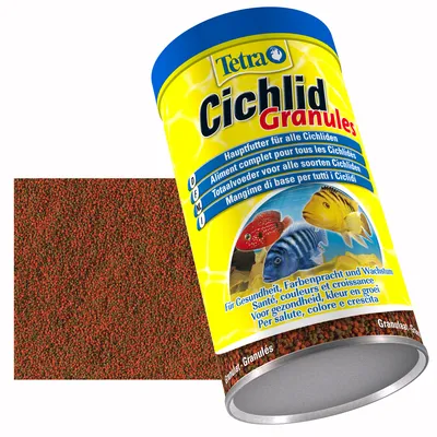Tetra Cichlid Granules fiskfoder, burk med etikett och synliga röda granulat. Text på flera språk: Hauptfutter für alle Cichliden, För hälsa, färgprakt och tillväxt.