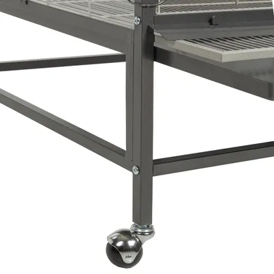 Detailansicht eines Käfiggestells aus Metall mit Rollen und Gitterboden.
