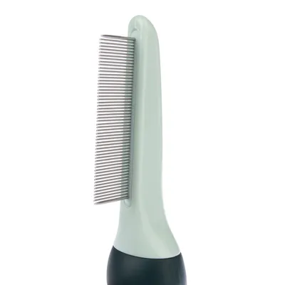 Pieptene cu dinți metalici și mâner ergonomic, potrivit pentru îngrijirea blănii.