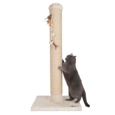 Kradsetræ med høj sisalstamme på firkantet bund, hængende legetøj med fjer og bolde, grå kat står op ad stammen. Materialer: sisal og plys.