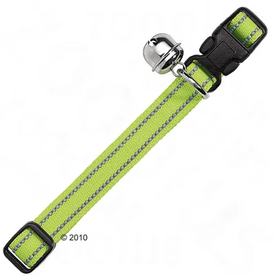 Zelený obojok s reflexnými pruhmi, čiernym zacvakávacím zapínaním a strieborným zvončekom.