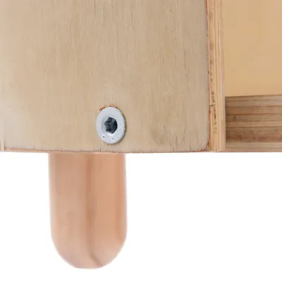 Detailansicht einer Holzverbindung mit Schraube und rundem Holzbein.