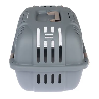 Graue Transportbox mit Lüftungsschlitzen und Tragegriff, geeignet für den sicheren Transport von Haustieren.