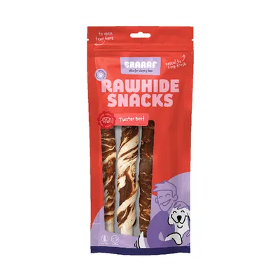 Braaf Rawhide Snacks Twister Beef, rote Verpackung mit drei gedrehten Kausnacks. Hinweise: 'to open tear here' und 'reseal to keep fresh'. Illustration von Hund und Mensch unten rechts.