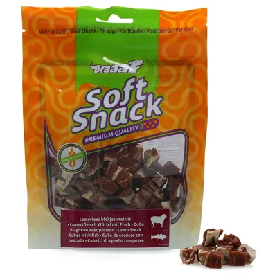 Braaaf Soft Snack Premium Quality, Grain Free, kostičky z jehněčího masa s rybou. Balení s průhledem na pamlsky, text v několika jazycích.