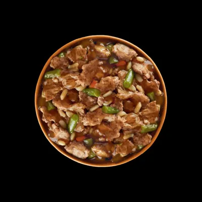 Kulhollinen kastikkeessa olevaa lemmikinruokaa, jossa näkyy lihapaloja, vihreitä papuja ja riisinjyviä. Tuotemerkki ei näy kuvassa.