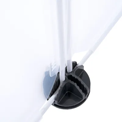 Détail d’un connecteur en plastique noir reliant des panneaux transparents et des tiges blanches, partie d’un système modulaire pour animaux.