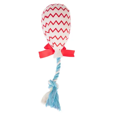Jouet pour animal en tissu blanc à motifs zigzag rouges, ruban rouge et corde torsadée bleu clair et blanche avec franges.