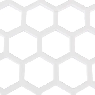 Bílá plastová struktura s šestiúhelníkovým včelím vzorem, vhodná pro návrh produktu nebo popis materiálu.