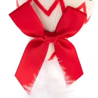 Juguete con lazo rojo y detalle de pluma blanca, apto para fines decorativos o lúdicos.