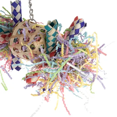 Jouet suspendu en osier et papier coloré, avec chaînes métalliques et tresses multicolores. Convient pour oiseaux ou petits animaux, matériaux visibles : bois, métal, papier.