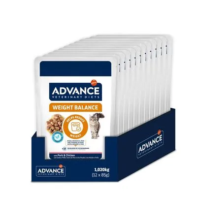 ADVANCE Veterinary Diets Weight Balance kattenvoer, 12 zakjes à 85 g, met varkensvlees en kip. Tekst: 'Helps reduce weight'. Gewicht: 1,020 kg.