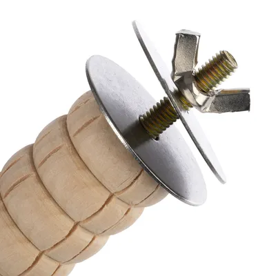 Barra de madera con placa metálica y tornillo de mariposa para fijación, adecuada para montaje o reparación de árbol rascador.
