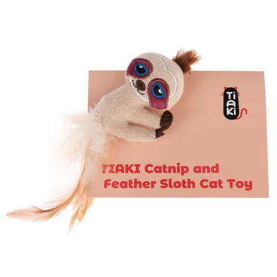 TIAKI Catnip and Feather Sloth Cat Toy. Plyšový lenochod s peřím, vhodný pro kočky. Viditelné logo značky TIAKI.