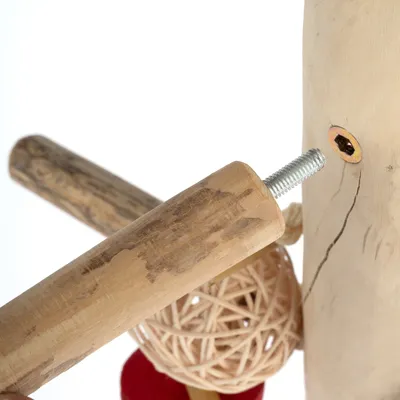 Vista dettagliata di un gioco in legno con connessione a vite e palla intrecciata in materiali naturali.