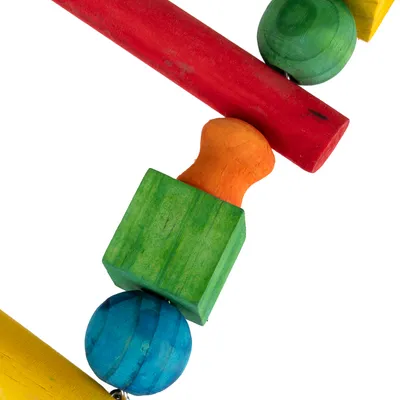 Jouet pour animaux en bois coloré avec perles, cubes et bâtonnets rouges, verts, jaunes, bleus et orange visibles.