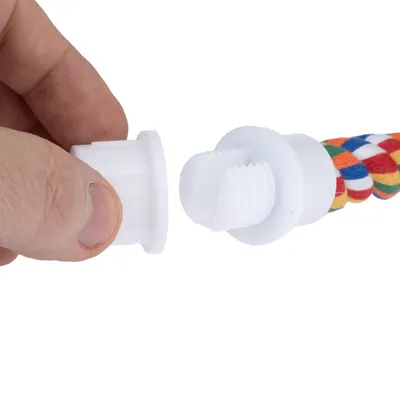 Embout en plastique blanc à visser, tenu par une main, avec corde multicolore fixée à l’autre extrémité. Les deux parties de l’embout sont séparées.