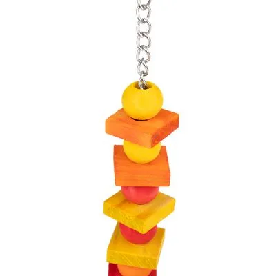 Brinquedo suspenso com corrente metálica, composto por cubos e esferas de madeira em tons de amarelo, laranja e vermelho.