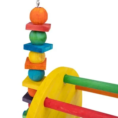 Brinquedo suspenso em madeira colorida com esferas e cubos empilhados, pendurado por corrente metálica. Elementos em amarelo, vermelho, azul, verde e laranja visíveis.