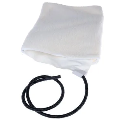 Funda blanca de tela con cremallera y tubo negro flexible conectado, ambos visibles sobre fondo blanco. No se aprecian marcas ni textos en la imagen.