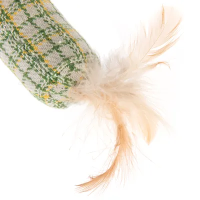 Jouet en tissu à motif vert et jaune avec plumes beiges fixées à une extrémité, visible sur fond blanc.