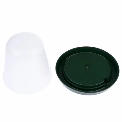 Tvådelad plastprodukt bestående av en vit behållare och en grön bas, lämplig för foder eller vatten.
