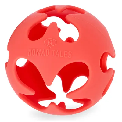 Balle ajourée en plastique rouge avec inscription visible : NOMAD TALES et logo NT sur la surface.