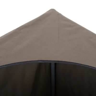 Detailweergave van een bruine stoffen das met zwarte rand, vermoedelijk onderdeel van huisdieraccessoire.