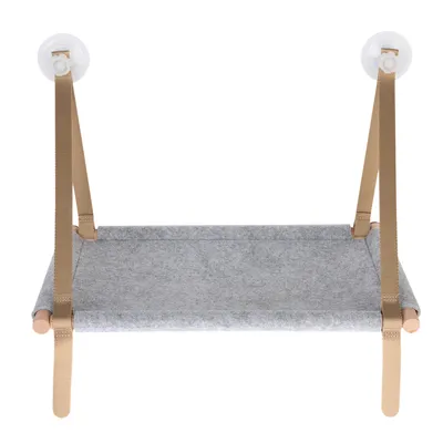 Hängmatta av grå filt med träram och beige remmar, fäst med två sugproppar.