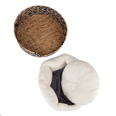 Runder Korb aus geflochtenem Naturmaterial mit Zebramuster und herausnehmbarem, gepolstertem Kissen in Cremefarbe.