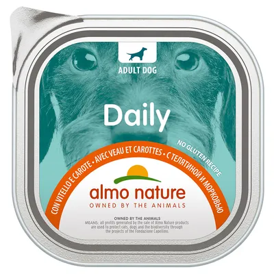 Conservă pentru câini adulți Almo Nature Daily, cu vită și morcovi, fără gluten. Text vizibil: 'almo nature', 'ADULT DOG', 'NO GLUTEN RECIPE', 'Daily', 'OWNED BY THE ANIMALS'.