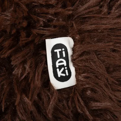 Tiaki-Label auf braunem, flauschigem Material.