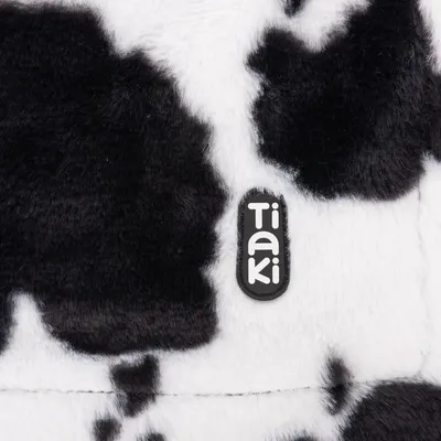 Tiaki-Logo auf schwarz-weissem Fellmuster.