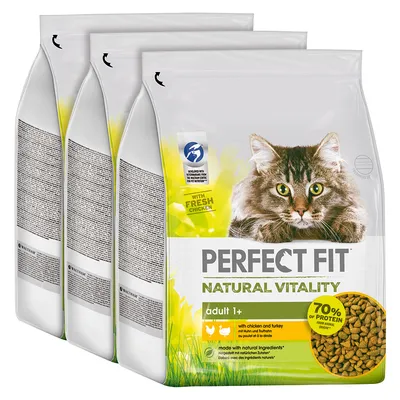 3 sacs de croquettes Perfect Fit Natural Vitality pour chat adulte 1+, poulet et dinde, 70 % de protéines d’origine animale, visuel croquettes sur l’emballage, texte en anglais visible.