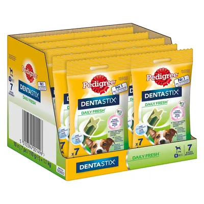 Pedigree Dentastix Daily Fresh, pakiranje 10 x 7 palčk za pse, vidna oznaka 'Nr.1 der Tierärzte', slika psa in simboli svežega zadaha na embalaži.