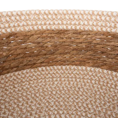 Gros plan sur un tressage en fibres naturelles et blanches, matériau visible d’un panier ou coussin pour animaux.