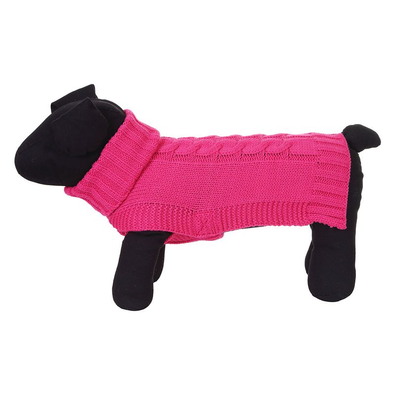 Modelo de perro con jersey de punto rosa, diseño de trenza y cuello alto.