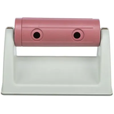 Interactief huisdierenspeelgoed van plastic met roze draaibare cilinder en twee ronde openingen, geplaatst op een witte standaard.