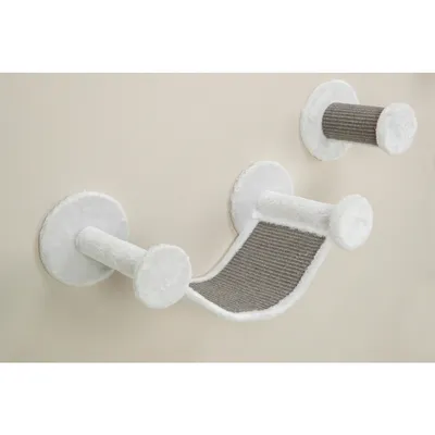 Gioco tiragraffi da parete con due superfici in sisal e una superficie curva per sdraiarsi, rivestito in peluche bianco.