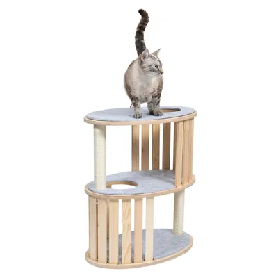 Arbre à chat en bois clair avec trois niveaux recouverts de tissu gris, poteaux à griffer en sisal, un chat tigré debout sur la plateforme supérieure.