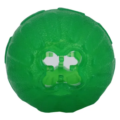 Pelota verde de plástico con superficie texturizada y un agujero en forma de cruz en el centro.