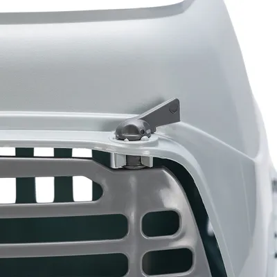 Detailaufnahme eines grauen Verschlussmechanismus an einer Transportbox mit Gittertür.