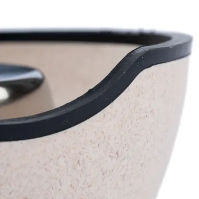 Detailaufnahme eines Futternapfs mit rutschfester Gummiumrandung und glatter Oberfläche aus Metall.