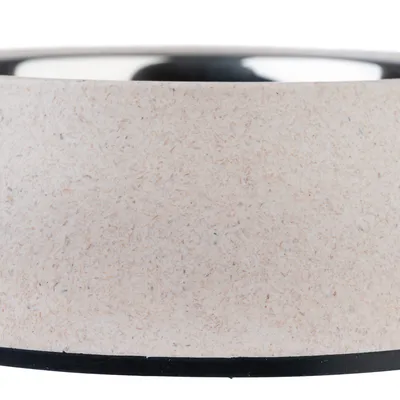 Futternapf mit beigem Aussendesign und schwarzem rutschfestem Boden, Innenseite aus glänzendem Metall.