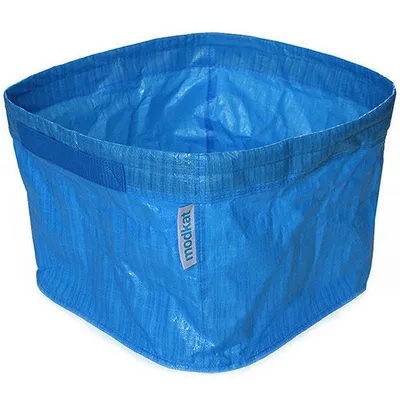 Blauwe opvouwbare bak van kunststof met label 'mookkat' zichtbaar aan de zijkant.