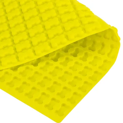 Gul silikoneform med mange små udskæringer formet som hundeben, synlig struktur og fleksibelt materiale.