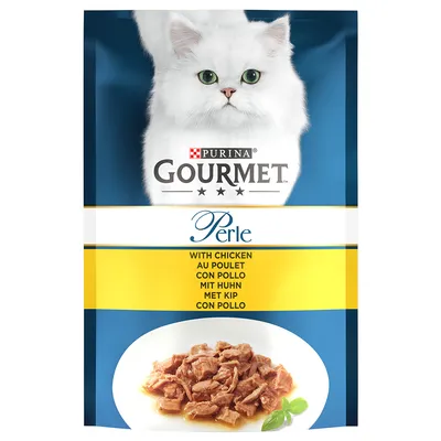 Purina Gourmet Perle с курицей. На упаковке изображены нежные кусочки мяса на тарелке и белая персидская кошка на заднем плане.